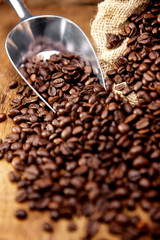 Kaffeebohnen geröstet im Sack mit Schaufel