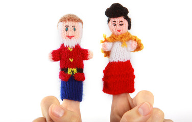 Ein älteres Ehepaar als gestrickte Fingerpuppen