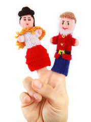 Ein älteres Ehepaar als gestrickte Fingerpuppen