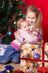Fototapeta na wymiar Szczęśliwe dzieci z prezentami