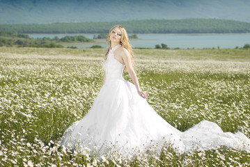 Fototapeta na wymiar bride in daisy field