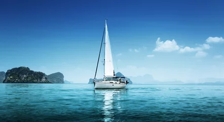 Wandaufkleber Yacht und blaues Wasser Ozean © Iakov Kalinin