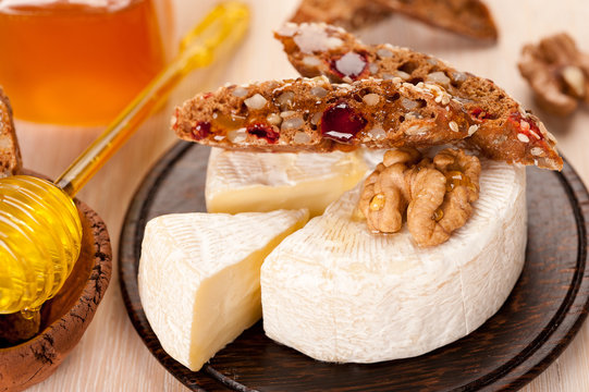 Camembert with honey, whole grain bread and walnuts