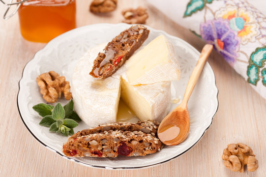 Camembert with honey and grain bread
