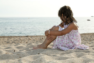 Fototapeta na wymiar portrait of girl on the beach