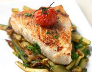 FILET DE BAR ROYAL SUR LIT DE PETITS LÉGUMES