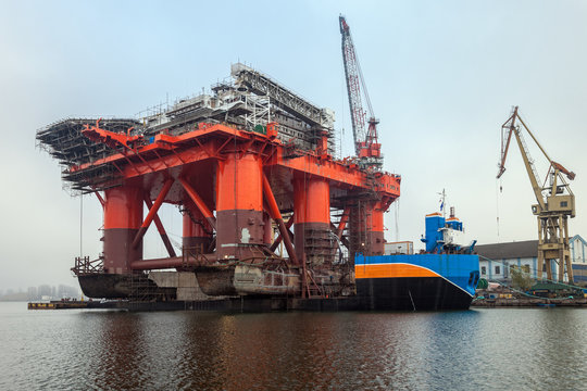 12 000 ton Oil Rig was pulled from the water on a special barge