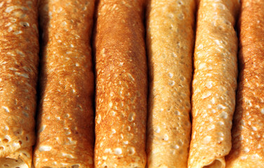 Блины, свернутые трубочкой. Малая глубина резкости.