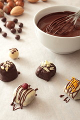 cioccolatini misti preparazione artigianale su tavolo bianco