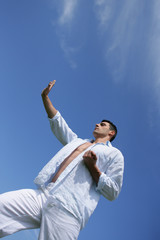 Fototapeta na wymiar Man uprawiania judo na tle błękitnego nieba