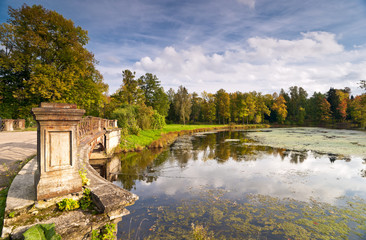 Obraz premium Autumn park with a river
