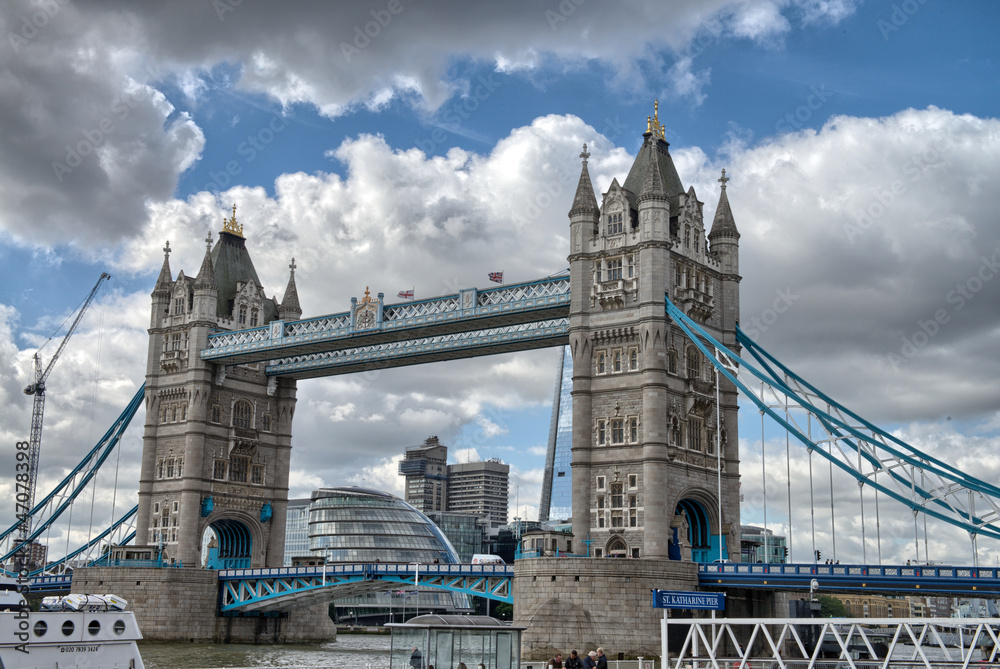 Poster famous tower bridge in the sunny autumn morning, london, england