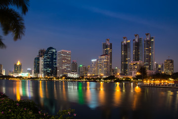 Fototapeta na wymiar Bangkok city downtown w nocy z refleksji panoramę, Bangk