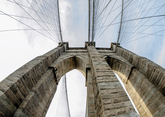 Naklejka premium Widok typu rybie oko z Brooklyn Bridge Pylon w Nowym Jorku