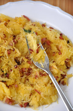 Spaghettik&uuml;rbis mit Speck und Salbei