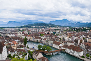 Fototapeta na wymiar Panorama starego miasta Lucerny z Spreuerbrücke