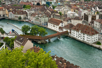 Fototapeta na wymiar Most Młyn na Starym Mieście w Lucernie z Reuss