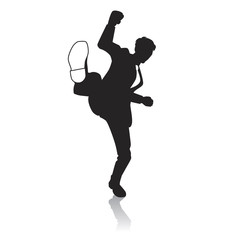 蹴り飛ばす男性