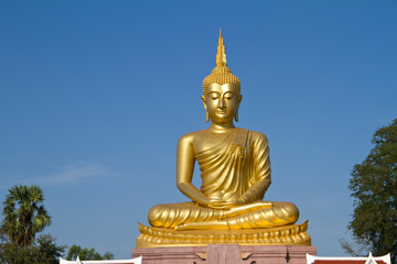 Fototapeta premium Golden Buddha statue in Thailand