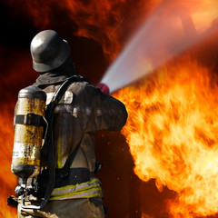 Feuerwehrmann im Löscheinsatz - Brandbekämpfung