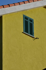 Finestra di una casa gialla