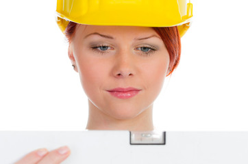 handwerkerin mit wasserwage