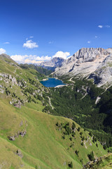 Fototapeta na wymiar Dolomity - Fedaia pass i jezioro