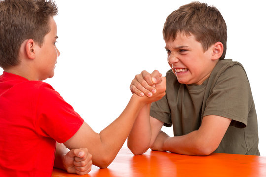 Armdrücken - Kraftprobe zwischen zwei Jungen - Rivalen, Konkurr