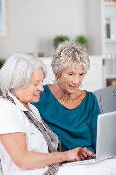 zwei seniorinnen am laptop