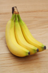 banane su tavolo di legno