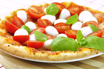 pizza pomodori mozzarella e basilico