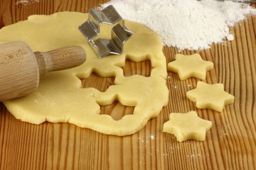 Sternförmchen ausgestochene Weihnachtskekse