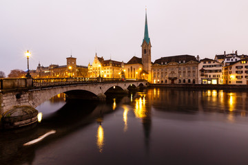 Fototapeta na wymiar Widok z Zurychu i centrum starego miasta odbite w rzece Limma