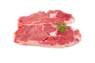 deux entrecôte de boeuf crues sur fond blanc