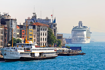 Fototapeta na wymiar Istanbul seaport