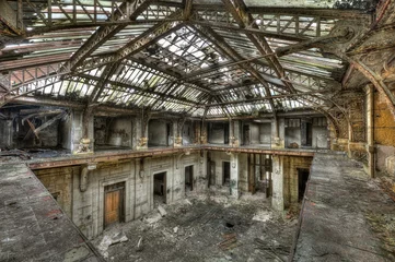 Fototapeten Schönes Glasdach in der Halle einer verlassenen Zentrale © tobago77