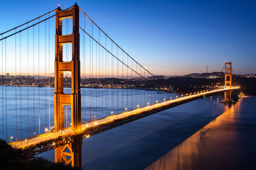 Fototapeta na wymiar Most Golden Gate w wcześnie rano w San Francisco
