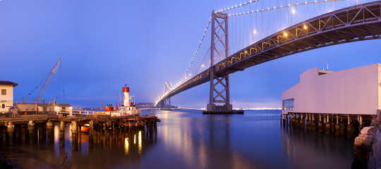 Fototapeta na wymiar Panorama Bay Bridge w nocy, San Francisco