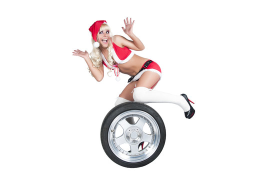 sexy frau als weihnachtsfrau mit high heels mit felge