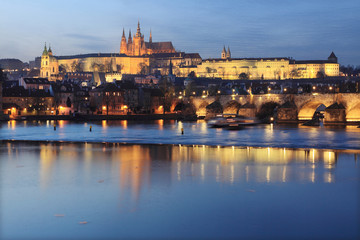 Fototapeta na wymiar Praga gotyckiego zamku z mostu Karola, po zachodzie słońca, Czech