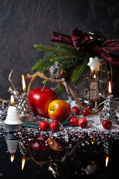 Stimmungsvolle Dekoration an Weihnachten mit Kerzenlicht und Äpfeln