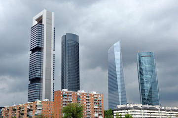 Fototapeta na wymiar Wieżowiec w Madrycie