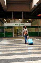 Mujer con maleta en la consigna de la estación