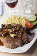 Zwiebelrostbraten mit Spätzle