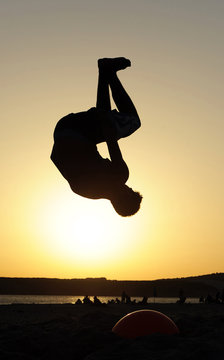 Adolescente en la playa, pirueta