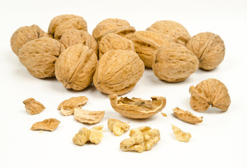 Walnüsse, teils geknackt