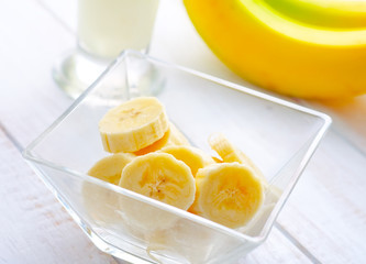 Fototapeta na wymiar Fresh banana w szklanej misce, banana i mleka