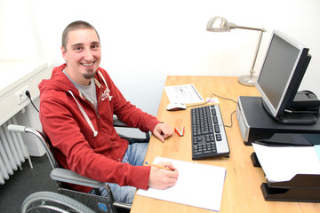freundlicher Rollstuhlfahrer am Arbeitsplatz