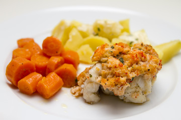 Seeteufel mit Flusskrebskruste und Gemüse