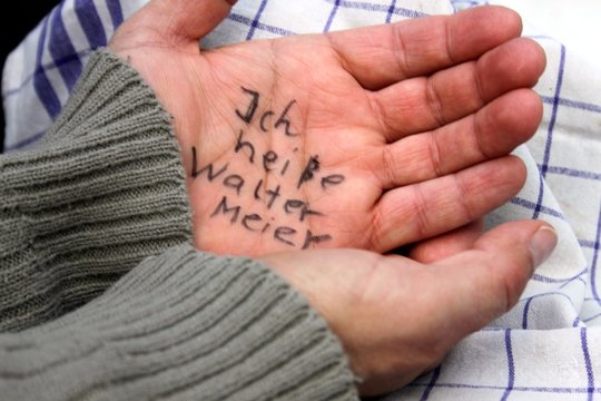 Demenzkranker hat Name auf  Hand geschrieben